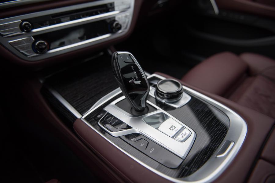 Детали интерьера BMW 750Li xDrive M Sport (G12) 2019 года  (NA) (фото 12 из 15)